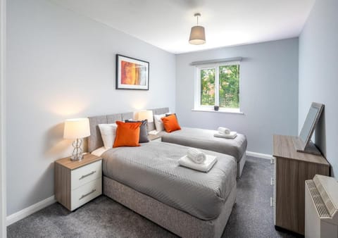 Crawley Thornhill 1 Bedroom Apartment with Free Parking by Sublime Stays Apartment in Crawley