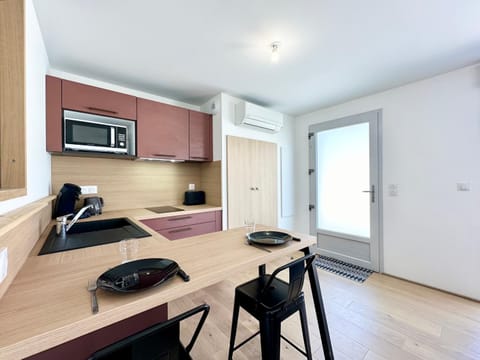 Bed, TV and multimedia, Kitchen or kitchenette, Photo of the whole room, Dining area, Bedroom, minibar, oven, pet friendly, stove, air conditioner