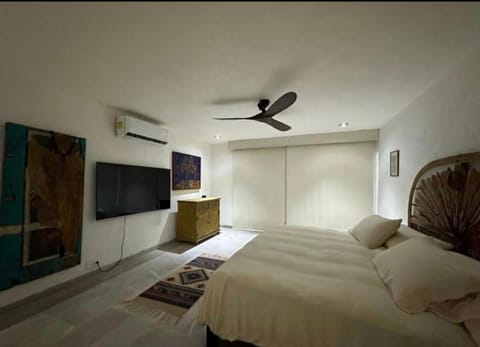 Bed, TV and multimedia, Bedroom