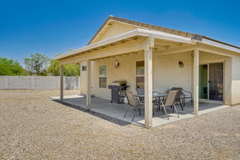 Tucson Home with Patio, Grill and Mountain Views! Casa in Marana