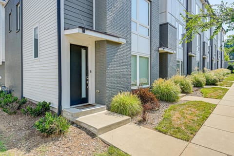 Bright Nashville Townhome about 5 Mi to Downtown! House in East Nashville