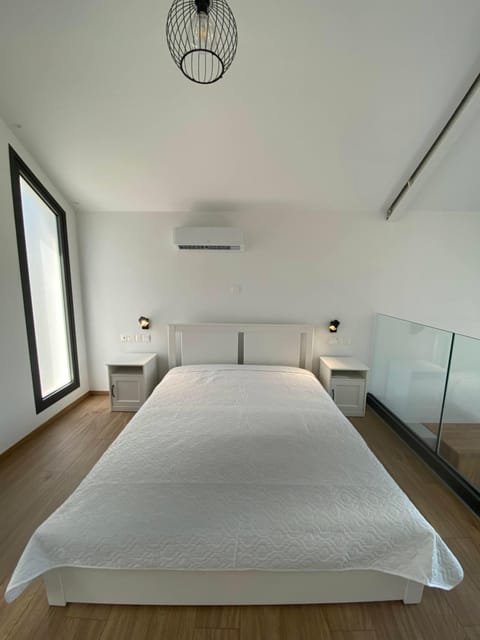 Bed, Photo of the whole room, Bedroom, air conditioner