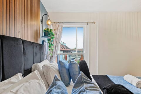 Harbourside Penthouse Apartments Sleep 16 Apartment in Bristol