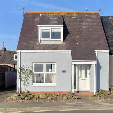 Sea view Fraser Cottage 2BDR - Great Location House in Whitley Bay