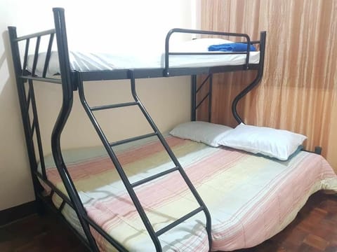 WholeHouse 3 Rooms with Parking Apartment in Quezon City