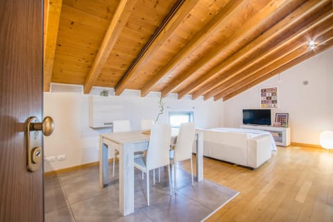 TV and multimedia, Living room, Photo of the whole room, Seating area, Dining area