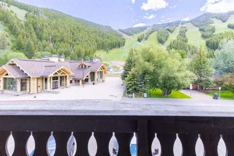 Prime Ski-in/Ski-out Condo at Edelweiss House in Ketchum