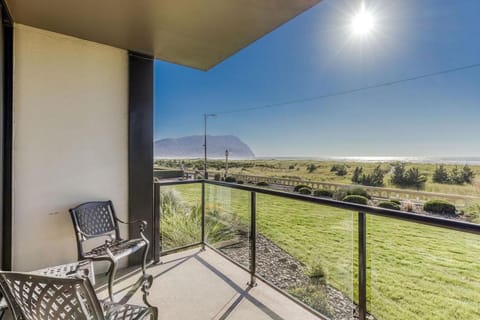 View (from property/room), Balcony/Terrace, Landmark view, Mountain view, Sea view