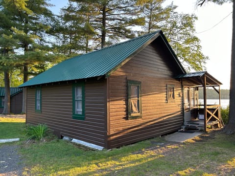 Paddler's Rest Lakeside Cabins and Motel Alojamento de natureza in Long Lake