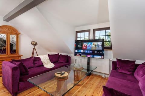 TV and multimedia, Living room, Seating area, Evening entertainment