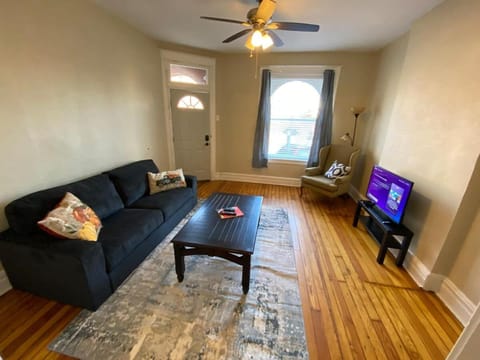 Quaint 1BR-1BA - Laundry & Backyard Apartment in Saint Louis