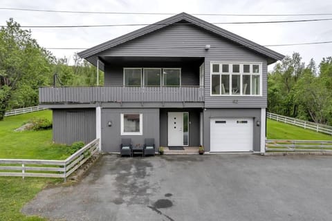 Four bedroom house with sauna in the Lyngen Alps House in Troms Og Finnmark