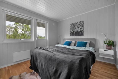 Four bedroom house with sauna in the Lyngen Alps House in Troms Og Finnmark