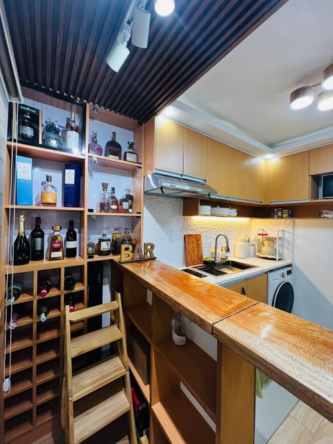 Kitchen or kitchenette, minibar