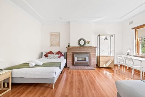 Quadruple Room - Near Transport & Shops - Shared Bathroom Bed and Breakfast in Sydney