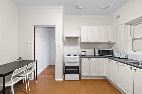 Quadruple Room - Near Transport & Shops - Shared Bathroom Bed and Breakfast in Sydney