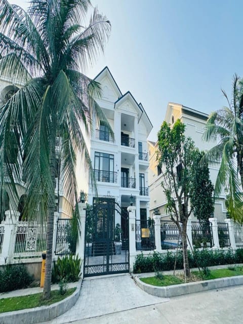 Property building, Neighbourhood, Garden, Garden view