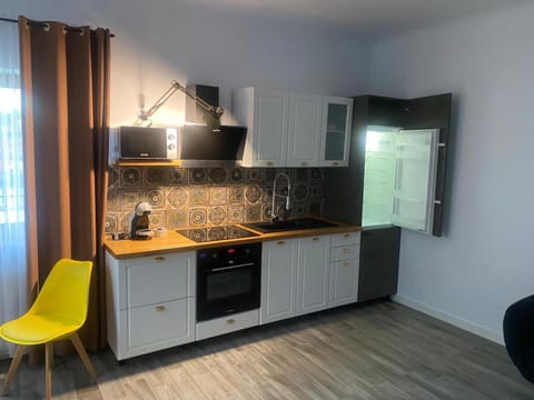 Kitchen or kitchenette, Dining area, minibar, oven, stove