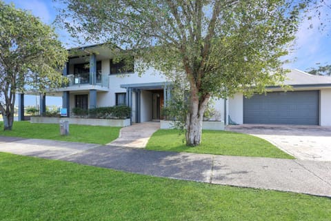 Expansive Myall River Views House in Hawks Nest