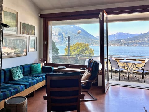 Balcony/Terrace, Living room, Seating area, Lake view, Mountain view