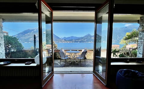 Balcony/Terrace, Dining area, Lake view