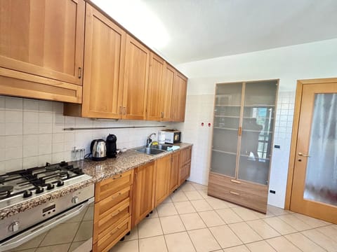 Coffee/tea facilities, Kitchen or kitchenette, stove