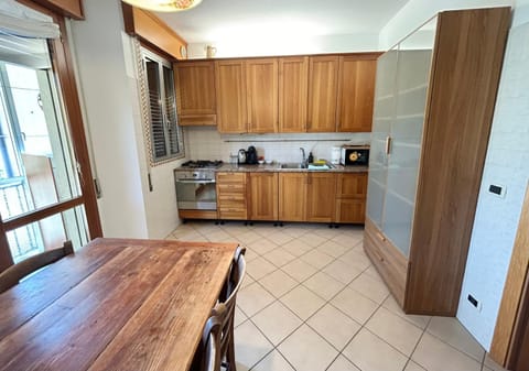 Kitchen or kitchenette, Dining area, oven, stove