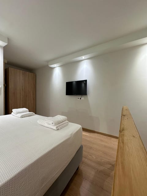 Bed, TV and multimedia, Bedroom