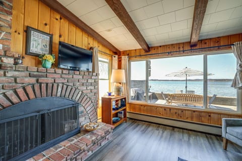 Oceanfront Cottage with Patio and Views in Birch Bay! House in Birch Bay