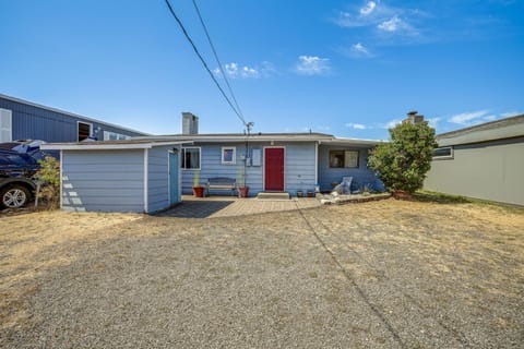 Oceanfront Cottage with Patio and Views in Birch Bay! House in Birch Bay