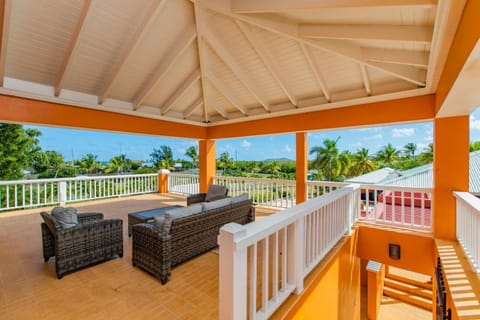 Welcome to Walk to the Beach Located walking distance to the Beach and Green Caye Marina Villa in St. Croix