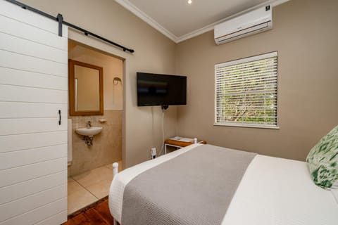 Bathroom, TV and multimedia