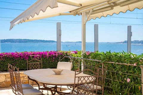 REF 2146 - Cannes - Sea view villa for rent Villa in Cannes