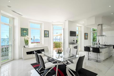 REF 2146 - Cannes - Sea view villa for rent Villa in Cannes