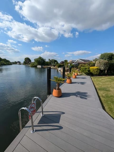 Thames Riverside Retreat Serene 3 Bed Bungalow Casa in Weybridge