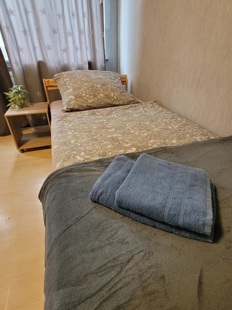 Bed, Bedroom, towels