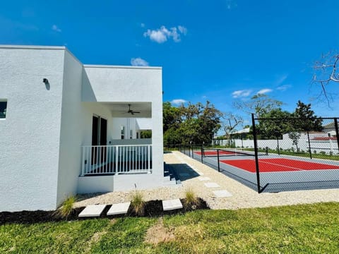 Property building, Garden, Tennis court