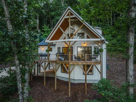 Cozy Mountain Treehouse 10 min to AVL and BLK MTN House in Swannanoa