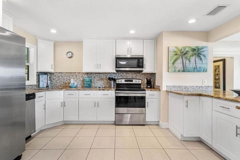 Private Home 5 minutes to Madeira Beach Haus in Bay Pines