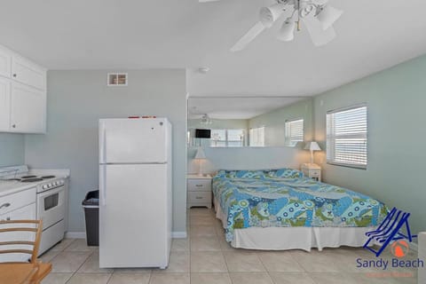 Second Floor Corner Efficiency Beachfront Retreat House in North Redington Beach