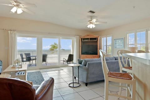 Sea Side 202 Beachfront Serenity 3BD 2BA Sleeps 8 House in Indian Rocks Beach