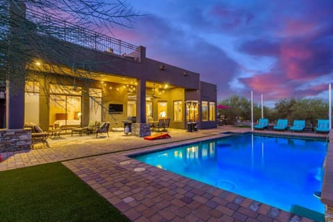 Desert Tranquility 4 Bedroom with Heated Pool House in Scottsdale