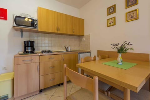 Coffee/tea facilities, Kitchen or kitchenette, Living room, Dining area, microwave