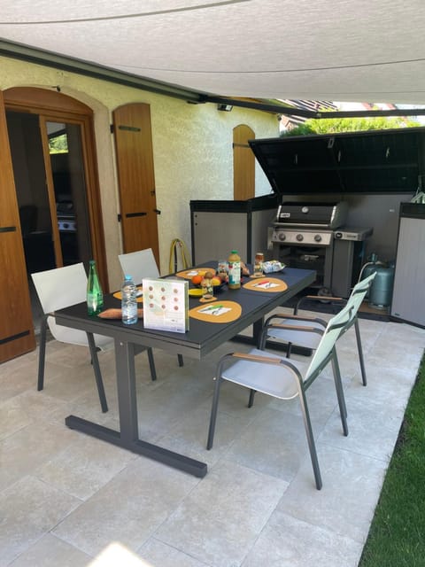 Patio, BBQ facilities, Dining area, Food