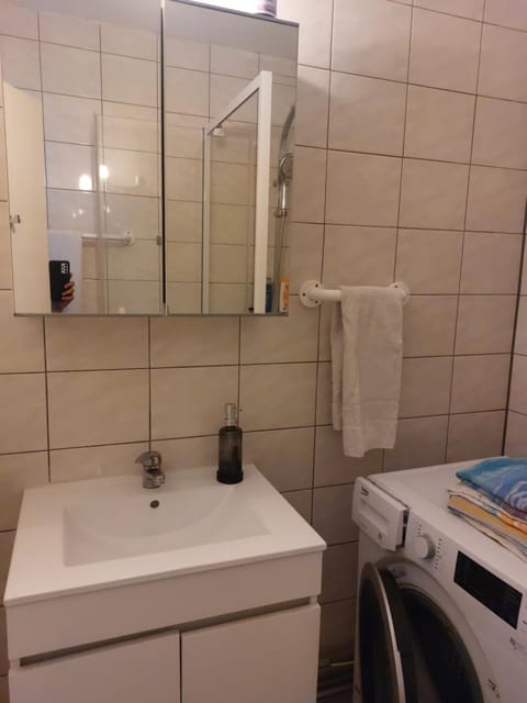 Bathroom, towels, washing machine