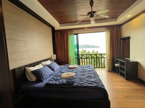 Bed, View (from property/room), Balcony/Terrace, Photo of the whole room, Bedroom, Mountain view, Sea view