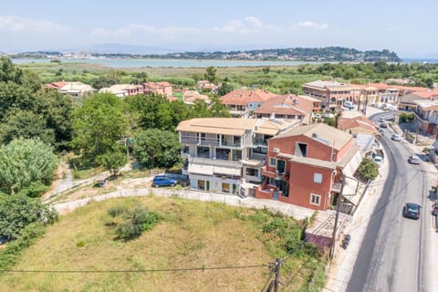 Property building, Neighbourhood, Natural landscape, Bird's eye view, Street view, Location, Parking