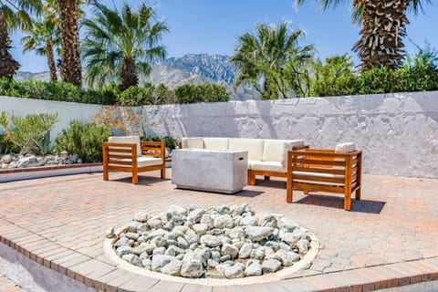 Spacious home with pool, fireplace, outdoor deck Apartment in Palm Springs