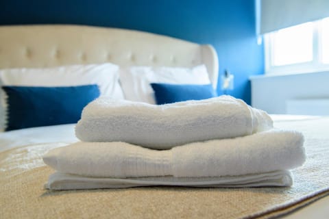 Bed, Bedroom, towels