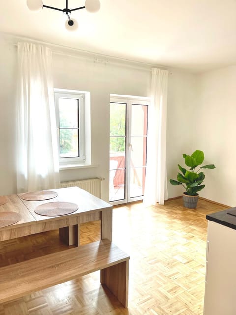 Dining area, Food